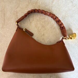 AUPEN Nirvana bag in color earth

Calfskin Leather with Gold-Tone Metal